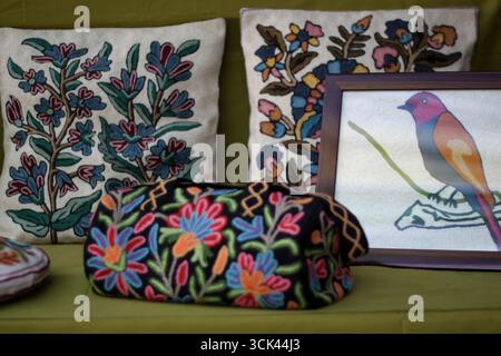 Tissus indiens et motifs traditionnels exposés à une foire à Delhi, en Inde. Banque D'Images