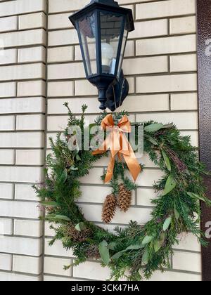 Couronne de Noël de vignes décoré de branches de sapin, des boules de Noël et les matières naturelles, concept de nouvel an Banque D'Images