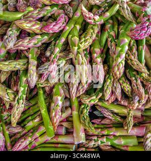 Pousses saines d'asperges vertes cuites. Banque D'Images