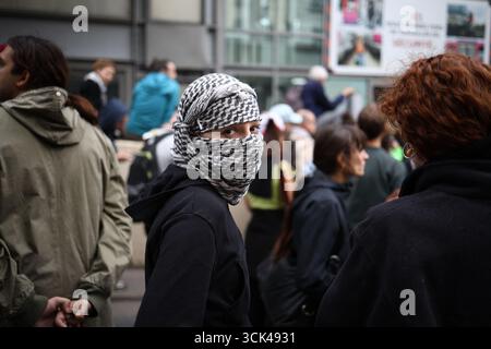 Paris, France. 10 septembre 2025. Paris, France. 10 septembre 2025. Manifestants participant à la mobilisation 'Bloquons-tout' photographiés près de la Gare du Nord, Paris, le 10 septembre 2025. Photo de Raphael Lafargue/ABACAPRESS.COM crédit : Abaca Press/Alamy Live News crédit : Abaca Press/Alamy Live News crédit : Abaca Press/Alamy Live News Banque D'Images
