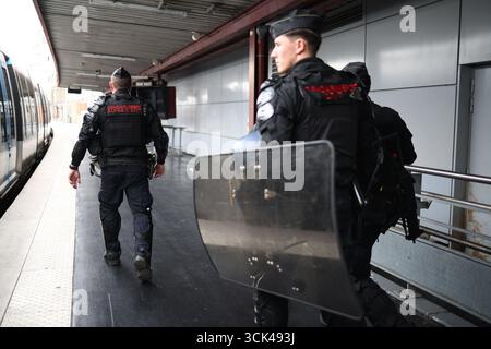 Paris, France. 10 septembre 2025. Paris, France. 10 septembre 2025. Policiers photographiés lors de la mobilisation 'Bloquons-tout' à la Gare du Nord, Paris, le 10 septembre 2025. Photo de Raphael Lafargue/ABACAPRESS.COM crédit : Abaca Press/Alamy Live News crédit : Abaca Press/Alamy Live News crédit : Abaca Press/Alamy Live News Banque D'Images