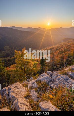 Vue du soleil éclatant sur le paysage boisé et montagneux, où l'automne peint les arbres dans des tons chauds d'orange et d'or, Blatnica, Žilina Reg Banque D'Images