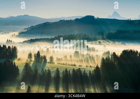 Vue sur le Rothenthurm haut amarrage au lever du soleil dans le canton de Schyz, Suisse Banque D'Images