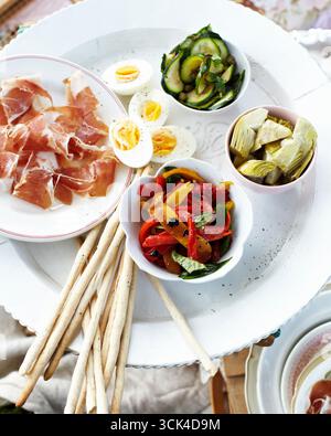Vue de dessus de l'antipasto plateau sur plateau blanc Banque D'Images