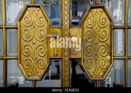 Gros plan des détails de porte art déco Banque D'Images