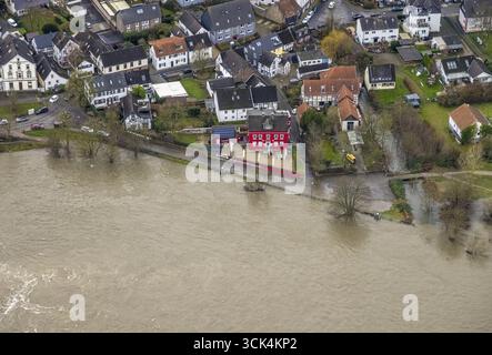 Vue aérienne, crue de la Ruhr, crue de Noël 2023, la rivière de la Ruhr déborde de ses rives après de fortes pluies, zone inondée à l'auberge rouge Alte Faehre, Kettwig, Banque D'Images