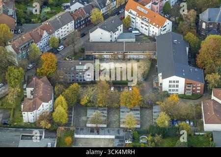 Vue aérienne, evang. Institution sociale de la jeunesse et jardin d'enfants Kita Rotthausen, quartier résidentiel Schonnebecker Strasse, entouré de deciduou automnal Banque D'Images