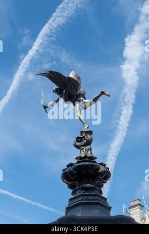 La fontaine commémorative Shaftesbury surmontée d'une statue ailée d'Anteros dans Piccadilly Circus, Londres, Angleterre, Royaume-Uni. Banque D'Images