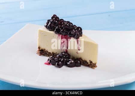 Dessert savoureux cheesecake avec garniture de confiture de myrtilles Banque D'Images
