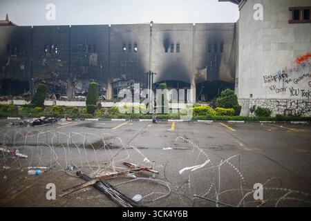 Katmandou, Népal. 10 septembre 2025. Le personnel de l’armée garde le Parlement fédéral après les manifestations de la Gen Z à Katmandou, Népal, le mercredi 10 septembre 2025, le troisième jour d'un couvre-feu imposé par l'armée. Les manifestations, déclenchées par la colère contre la corruption, l'interdiction des médias sociaux et le meurtre de plus de 19 jeunes, ont conduit à la démission du premier ministre K.P. Sharma Oli. Le pays reste sous le contrôle de l'armée dans un contexte d'escalade des troubles. (Photo de Skanda Gautam/SOPA images/SIPA USA) crédit : SIPA USA/Alamy Live News Banque D'Images