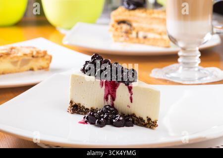 Dessert savoureux cheesecake avec garniture de confiture de myrtilles Banque D'Images