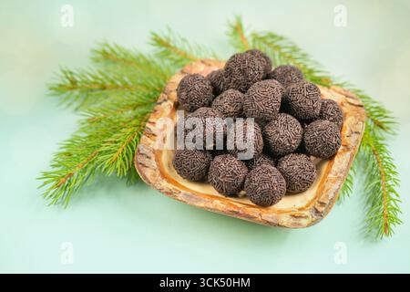 Boule de rhum avec branches de sapin, bonbons de Noël allemands, gâteau de confiserie, beurre de biscuit aromatisé avec des saupoudres de chocolat et de l'alcool Banque D'Images