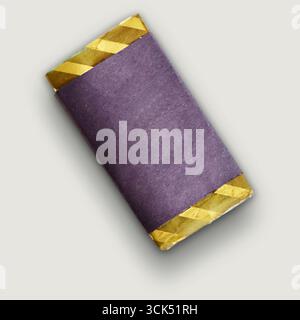 Un article emballé avec un extérieur violet et des accents dorés, probablement un emballage décoratif pour un cadeau ou un produit. Banque D'Images