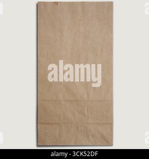 Sac en papier brun ordinaire, couramment utilisé pour transporter des articles ou des emballages. Banque D'Images