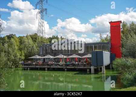 Restaurant au bord d'un lac à la frontière de la réserve naturelle Roode Beek, Schinveldse Bossen, Schinveld pays-Bas. Banque D'Images