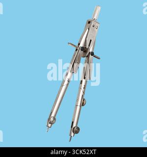 Boussole métallique utilisée pour dessiner des cercles et mesurer des distances en géométrie et en dessin technique. Banque D'Images