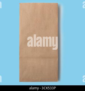 Sac en papier brun ordinaire, généralement utilisé pour transporter des articles ou emballer des aliments. Banque D'Images
