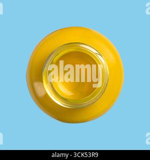 Une vue de dessus d'une bouteille jaune, éventuellement pour des condiments ou des sauces, mettant en valeur sa couleur vibrante et sa forme ronde. Banque D'Images