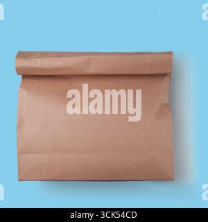 Sac en papier brun ordinaire, généralement utilisé pour emballer ou transporter des objets. Banque D'Images