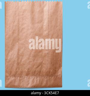 Sac en papier brun ordinaire, généralement utilisé pour transporter des produits d'épicerie ou des aliments à emporter. Banque D'Images