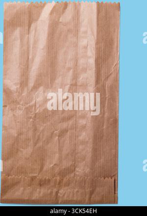 Sac en papier brun ordinaire, généralement utilisé pour transporter de la nourriture ou de l'épicerie. Banque D'Images