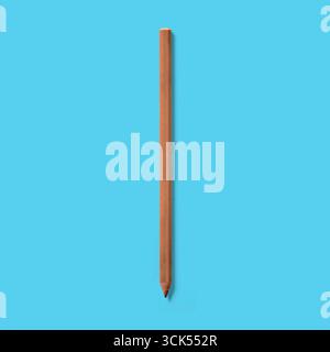 Un simple crayon en bois, taillé et prêt à écrire ou à dessiner. Banque D'Images
