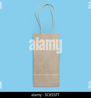 Sac en papier brun ordinaire avec poignées, généralement utilisé pour transporter des articles ou des achats. Banque D'Images