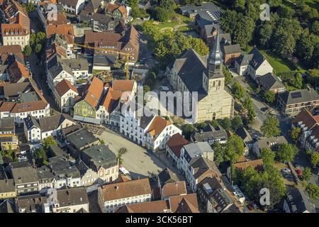 Vue aérienne, Probsteikirche Sankt Stephanus, place du marché et bâtiments historiques, hôtel de ville historique, Beckum, Muensterland, Rhénanie du Nord-Westphalie, GE Banque D'Images