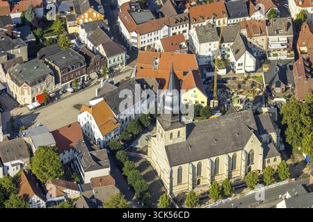 Vue aérienne, Probsteikirche Sankt Stephanus und Marktplatz, chantier avec nouveau bâtiment résidentiel sur Probsteigasse, Beckum, Muensterland, No Banque D'Images