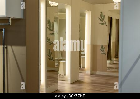 Cabines d'essayage avec miroirs dans le magasin de vêtements Banque D'Images