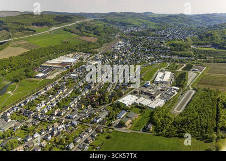 Vue aérienne, vue locale Velmede, zone industrielle Kapellenstrasse, Howmet Aerospace Tital GmbH, M. Bush GmbH, piscine Velmede, Bestwig, Sauerla Banque D'Images