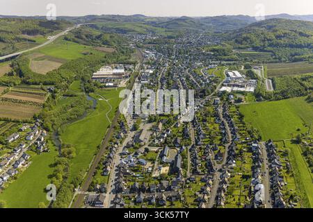 Vue aérienne, vue locale Velmede, Kapellenstrasse commercial area, Howmet Aerospace Tital GmbH, M. Bush GmbH, Bestwig, Sauerland, Rhénanie du Nord-Westphalie Banque D'Images