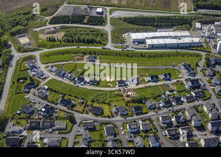 Vue aérienne, vue locale Velmede, zone commerciale Kapellenstrasse, Howmet Aerospace Tital GmbH, nouvelle zone de développement Thomas-Mann-Strasse, Bestwig, Saue Banque D'Images