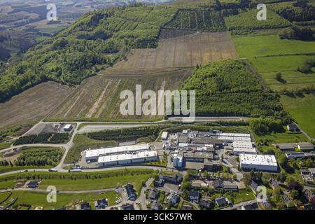 Vue aérienne, vue locale Velmede, commercial area Kapellenstrasse, Howmet Aerospace Tital GmbH, Bestwig, Sauerland, Rhénanie du Nord-Westphalie, Allemagne, DE Banque D'Images