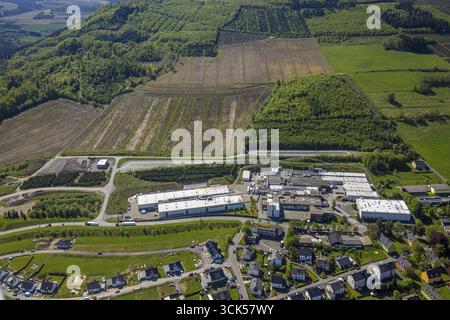Vue aérienne, vue locale Velmede, commercial area Kapellenstrasse, Howmet Aerospace Tital GmbH, Bestwig, Sauerland, Rhénanie du Nord-Westphalie, Allemagne, DE Banque D'Images