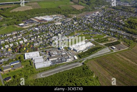 Vue aérienne, vue locale Velmede, zone industrielle Kapellenstrasse, Howmet Aerospace Tital GmbH, M. Bush GmbH, piscine Velmede, Bestwig, Sauerla Banque D'Images