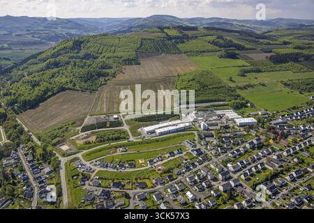 Vue aérienne, vue locale Velmede, zone commerciale Kapellenstrasse, Howmet Aerospace Tital GmbH, nouvelle zone de développement Thomas-Mann-Strasse, Bestwig, Saue Banque D'Images