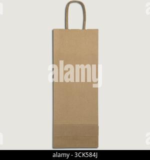 Sac en papier brun simple avec poignée, généralement utilisé pour transporter des objets ou des cadeaux. Banque D'Images