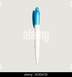 Stylo rétractable bleu et blanc conçu pour écrire et dessiner. Banque D'Images