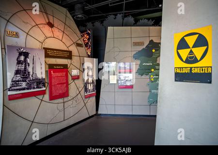 Musée national Smithsonian d'histoire américaine exposition sur la guerre froide Washington DC // WASHINGTON DC — le musée national Smithsonian d'histoire américaine présente une exposition sur la guerre froide, mettant en évidence les tensions mondiales et la menace d'une guerre nucléaire entre les États-Unis et l'Union soviétique à la fin des années 1950 Les écrans comprennent des informations sur la course aux missiles, des images des sites de lancement de fusées et une carte de la Corée du Nord. Un signe bien visible indique un abri anti-retombées, soulignant la peur omniprésente d'un conflit nucléaire à cette époque. Banque D'Images