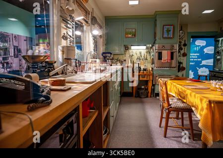 Julia Childs Kitchen Smithsonian National Museum of American History Washington DC // WASHINGTON DC — la cuisine de Julia Child, conservée au Smithsonian National Museum of American History, présente les outils et appareils utilisés par le chef renommé tout au long de sa carrière culinaire. L’exposition met en lumière des objets acquis à partir de la fin des années 1940, dont ceux de son passage à l’école cordon Bleu à Paris, aux côtés de gadgets des années 1990 Cet affichage sert de capsule temporelle de technologies communes dans les cuisines américaines au cours de la seconde moitié du XXe siècle. La cuisine dispose auth Banque D'Images