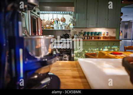 Julia Childs Kitchen Smithsonian National Museum of American History Washington DC // WASHINGTON DC — la cuisine de Julia Child, conservée au Smithsonian National Museum of American History, présente les outils et appareils culinaires utilisés par le célèbre chef. L’exposition met en lumière son introduction de la cuisine française en Amérique à travers des livres de cuisine et des émissions de télévision. Tout dans la cuisine, à l'exception de la nourriture et du sol, est authentique et arrangé comme l'enfant l'a laissé en 2001. La cuisine sert de capsule temporelle des technologies culinaires du milieu du 20ème siècle aux années 1990, reflétant Banque D'Images