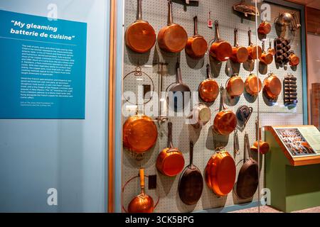 Smithsonian National Museum of American History Julia Childs Kitchen Copper Cookware Washington DC // WASHINGTON DC — L'exposition Julia Child's Kitchen au Smithsonian National Museum of American History présente un mur de casseroles, poêles et outils en cuivre de sa collection personnelle. Ce présentoir reflète le style éclectique de Child, mêlant influences culinaires françaises et américaines. La plupart des ustensiles de cuisine en cuivre ont été acquis en France entre 1948 et 1980, souvent auprès du magasin culinaire E. Dehillerin. Les pots, beaucoup doublés d'étain, sont notés pour leur conductivité thermique uniforme, caractéristique Banque D'Images
