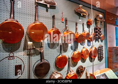 Smithsonian National Museum of American History Julia Childs Kitchen Washington DC // WASHINGTON DC — la cuisine de Julia Child (1912-2004) est exposée au Smithsonian National Museum of American History, présentant sa collection éclectique d'ustensiles de cuisine. Ce mur présente un mélange de pots français en cuivre, acquis entre 1948 et 1980, dont beaucoup au magasin parisien E. Dehillerin, connu pour leur conductivité thermique uniforme. L'exposition comprend également des casseroles en fonte américaine, un poinçon en trou de beignet, un trépied en forme de coeur et un fer à marquer avec « JC ». Julia Child a introduit la cuisine française à mainstrea Banque D'Images