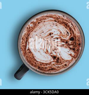 Vue rapprochée d'une tasse de café magnifiquement préparée avec un latte complet Banque D'Images