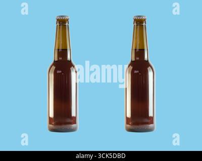 Deux bouteilles en verre brun remplies d'une boisson sombre, debout sur un fond Uni. Banque D'Images