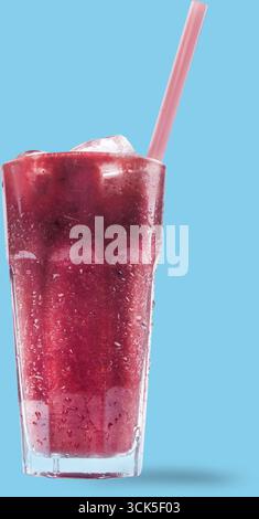 Une boisson rafraîchissante dans un grand verre, arborant une couleur rouge vif et de la glace, parfaite pour se rafraîchir par une chaude journée. Banque D'Images