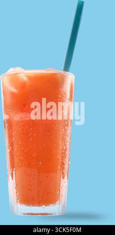 Une boisson rafraîchissante dans un grand verre avec de la glace et une paille, parfaite pour étancher la soif. Banque D'Images