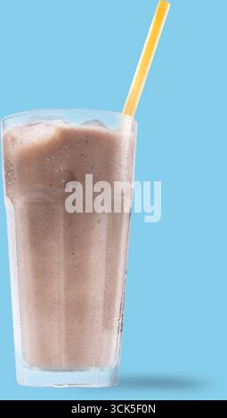 Un smoothie au chocolat rafraîchissant servi dans un grand verre avec de la glace et une paille jaune. Parfait pour une journée chaude ou comme un régal savoureux. Banque D'Images