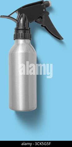 Flacon pulvérisateur métallique avec buse noire, couramment utilisé pour distribuer des liquides. Banque D'Images